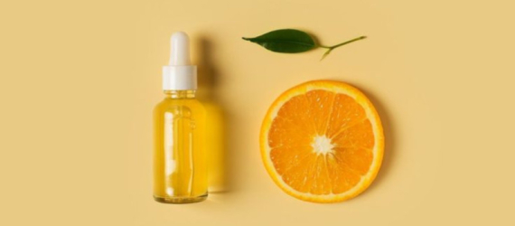 Vitamine C en été : peut-on l’utiliser sans risque ?