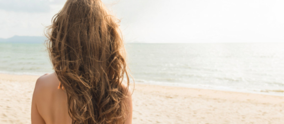 Comment réparer ses cheveux après la plage ou la piscine ?