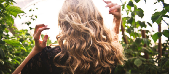 Chute de cheveux : pourquoi perd-on plus ses cheveux à la rentrée ?